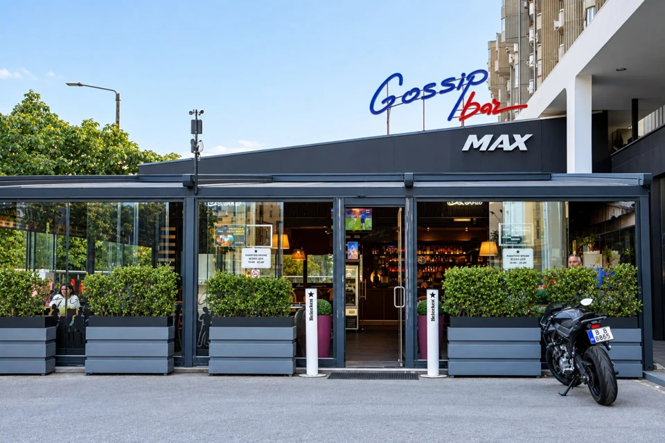 Входът и външните места на GOSSIP BAR