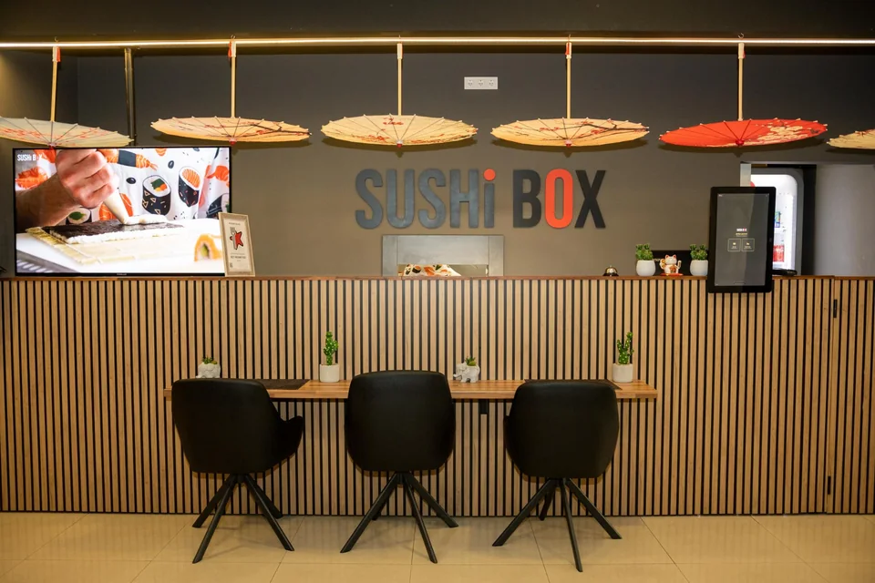Щандът за суши с надпис SUSHI BOX